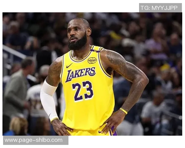 詹姆斯穿黑白鸳鸯23代Equality球鞋达成43000分伟大里程碑